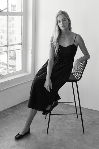 A model wearing a black bustier texture play maxi dress.