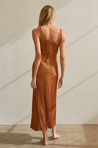 A model wearing a brown stain maxi dress.