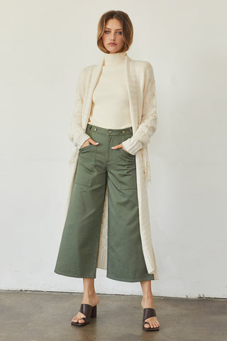 A model wearing an olive culotte pants.
