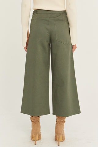 A model wearing an olive culotte pants.