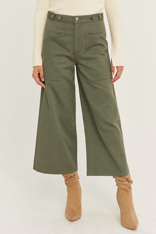 A model wearing an olive culotte pants.